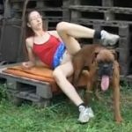 Mulher casada fazendo sexo com o cachorro de estimação