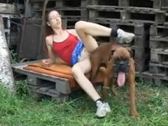 Mulher casada fazendo sexo com o cachorro de estimação