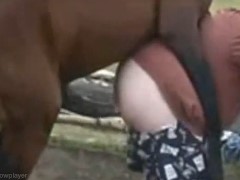 Gay dando a bunda para um cavalo
