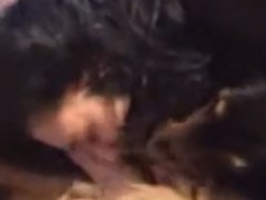 Mulher fazendo sexo anal gostoso com o cachorro de estimação