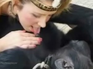 Macaco fazendo sexo com uma mulher