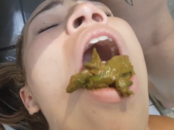 Loirinha brasileira cagou e mijou dentro da boca da namorada